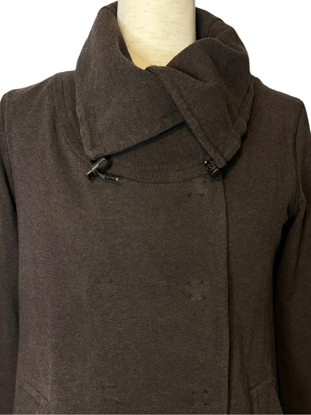 Lululemon Athletica Gratitude Wrap Heathered Fox Brown Drawstring Toggle Detail - Picture 3 of 10